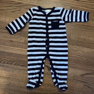 New Bloomie’s baby striped velour footie Sz 6 months